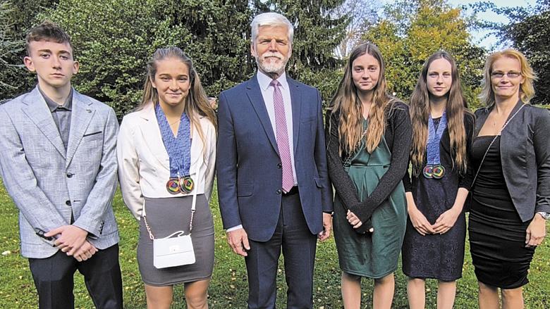 V BAZÉNU „loví“ medaile, na Pražském hradě ulovili jihlavští plavci foto s hlavou státu. Zleva: David Mazzarese, Jasmína Trněná, prezident Petr Pavel, Sára Jarošová, Barbora Brabcová (klub Žďár nad Sázavou) a trenérka Kateřina Trněná. Na snímku chybí Libo