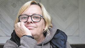 PAMÁTKÁŘKA Dana Závodská před jedněmi ze starých dveří na 1. nádvoří brtnického zámku, které osobně natírala. Foto: Jiří Varhaník  