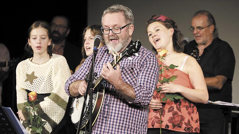 PETR Coufal zpíval, hrál i bavil. Toto například prohlásil z pódia před písní Báječná ženská, když si ukládal text na pultík: „Manželka mě tady prosila, jestli by se někdy nemohla dožít toho, že to budu zpívat zpaměti. Já doufám, že se dožiješ dlouhého vě
