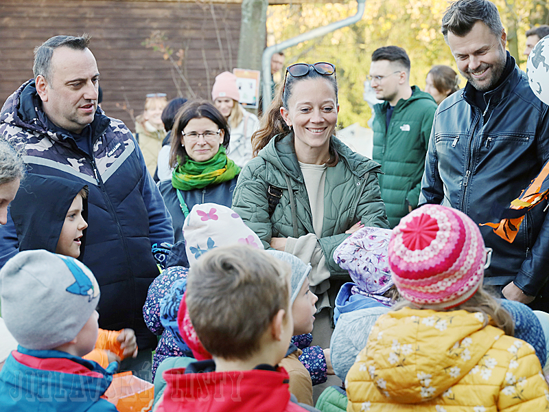 ŘADA poučných soutěží se odehrála na vypůjčené zahradě vedlejší školy. Foto: Petr Klukan