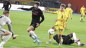 FOTBALISTÉ FC Vysočina se utkáním proti Opavě loučili s podzimní částí a mládežnický reprezentant Filip Šancl (u balonu) s domovským stadionem. Talentovaný středopolař má v zimním přestupovém okně odejít do Slavie Praha. Kluby tuto informaci zatím nepotvr