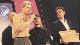 PRO CENU PUBLIKA si za film Dajori přišla autorská dvojice -  původem jihlavský dokumentarista Nicolas Kourek (v popředí) a Martin Páv (vpravo). Od poroty získali Cenu za originální přístup v soutěži českých filmů.   Foto: Jiří Varhaník 