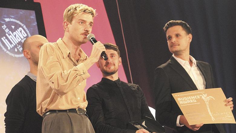 PRO CENU PUBLIKA si za film Dajori přišla autorská dvojice -  původem jihlavský dokumentarista Nicolas Kourek (v popředí) a Martin Páv (vpravo). Od poroty získali Cenu za originální přístup v soutěži českých filmů.   Foto: Jiří Varhaník 