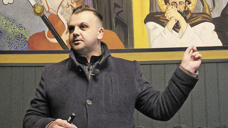 MAREK SKŘIVÁNEK jako průvodce v někdejší vojenské kapli v Tolstého ulici v Jihlavě. Foto: Jiří Varhaník