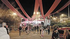 ATMOSFÉRA před „hlavním stanem“ MFDF v DKO Jihlava. Ekonomická situace vedla k omezení dříve obvyklých architektonických intervencí festivalu v ulicích města. „Odborák“ ale slavnostně vyzdobily stuhy v barvě festivalových červených koberců (foto nahoře). 