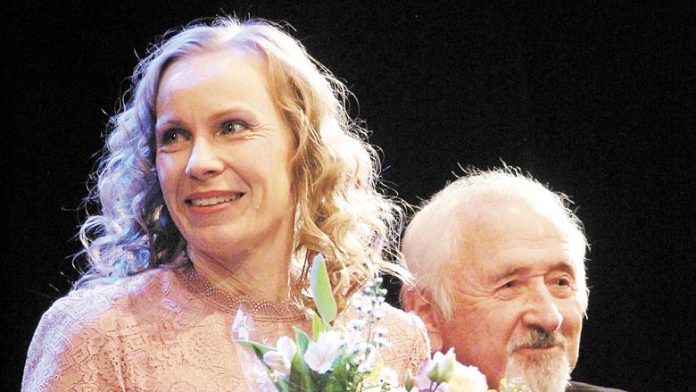 HEREČKA Kamila Zetelová při sobotním převzetí Ceny odborné kritiky za výjimečný umělecký výkon pro interpreta za sezónu 2023/24 v Horáckém divadle. Cenu jí předal herec Milan Šindelář.  Foto: Jiří Varhaník