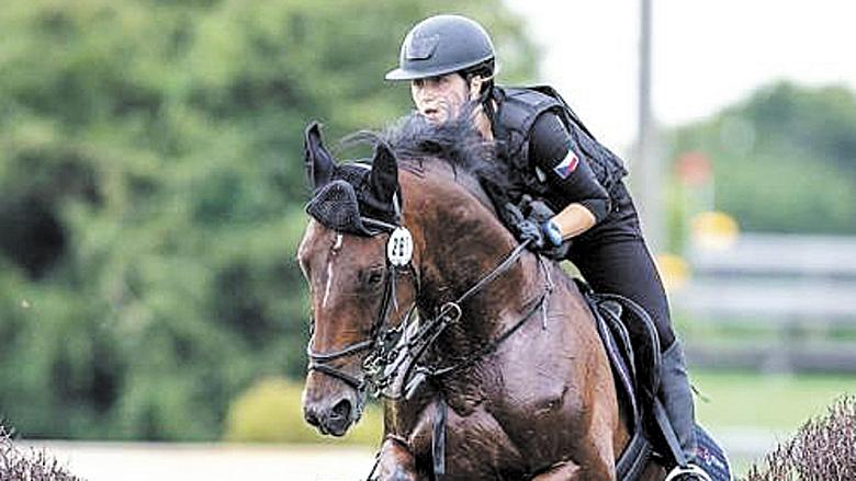 TEREZA KUSÁ bude na letošní sezonu ráda vzpomínat. Na mistrovství Evropy juniorů se postarala o nejlepší český výsledek, v rámci domácího šampionátu mladých jezdců vybojovala stříbro.  Foto: archiv JK Merko Hybrálec