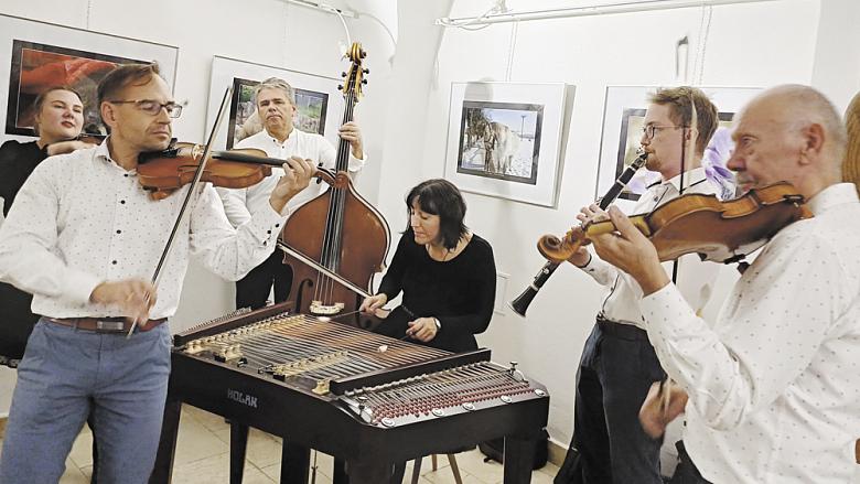 CIMBALISTKA Eva Hrnčířová v obklopení Horácké muziky.Foto: Lenka Kopčáková