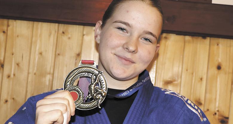 RADOST udělalo judistce jihlavského Sokola nejen prvenství na republikovém šampionátu, ale i tvar medailí, v jejím případě zlaté. „Jsou hezké. Letos se opravdu povedly,“ konstatovala Magdaléna Havelková.  Foto: Michal Boček