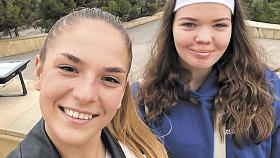 SELFIE s Baku za zády. Na prohlídku města a okolí vyrazila Petra Indrová s australskou spoluhráčkou Sylvií Muselovou. Foto: archiv Petry Indrové