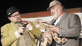 DVOJICE detektivů v akci se zákeřným hadem. Pavel Štěpán jako Sherlock Holmes (vpravo) a Martin Kacafírek jako dr. Watson. Foto: Jiří Varhaník