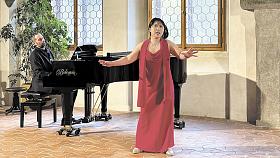 DRŽITELKA 1. ceny, japonská sopranistka Inoue Shiki, při jihlavském koncertu.  Foto: www.operamladych.cz 