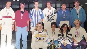 ČEŠTÍ MISTŘI pro rok 1994. Nahoře zleva kapitán Lubomír Gerla, Marek Miškolci, Petr Kovačka, Radovan Forgács, Jaroslav Bulant, Zbyněk Novák. Dole zleva Martina Hautová, Lenka Němečková, Jitka Dubcová, Leoš Friedl. Foto: archiv TK Spartak Jihlava