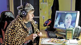 HERCI HDJ Lenka Schreiberová a Ondřej Šípek v nové inscenaci Nikdy jsem nebyla tak šťastná (jako když jsem tolik utrácela). Foto: Marek Malůšek