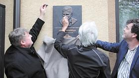 PAMĚTNÍ desku společně odhalili (zleva) starosta Brtnice Jan Přibyl, animátorův syn Josef Hekrdla a španělský houslista a organizátor Eduardo García Salas. Foto: Jiří Varhaník