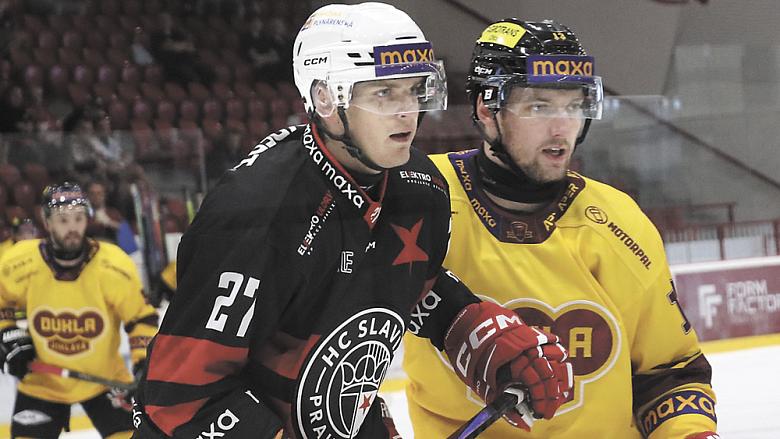 NÁVŠTĚVA Edenu dopadla pro jihlavské hokejisty lépe než v září, kdy prohráli v hlavním městě 4:7. Hostující útočník Matouš Menšík (ve žlutém) přišel ke gólu jako slepý k houslím. Foto: Michal Boček