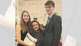 MLADÍ klavíristé ze ZUŠ Jihlava Hana Molvová a Jan Molva s pedagožkou Evou Fišerovou po úspěchu na prosincové soutěži Antonín Dvořák mladým, kde se stali absolutními vítězi. Foto: archiv ZUŠ Jihlava