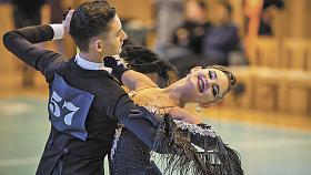 FILIP A LUCIE PROKŮPKOVI brali na Vánoční ceně medaile v nejvyšší vypsané výkonnostní třídě B standardních tanců i za tance latinsko-americké.  Foto: archiv TK Chrisstar