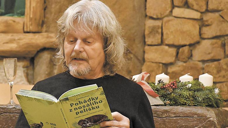 PAVEL BEZDĚČKA čte ze své nové pohádkové knížky při jejím prosincovém slavnostním křtu. Foto: archiv Zoo Jihlava