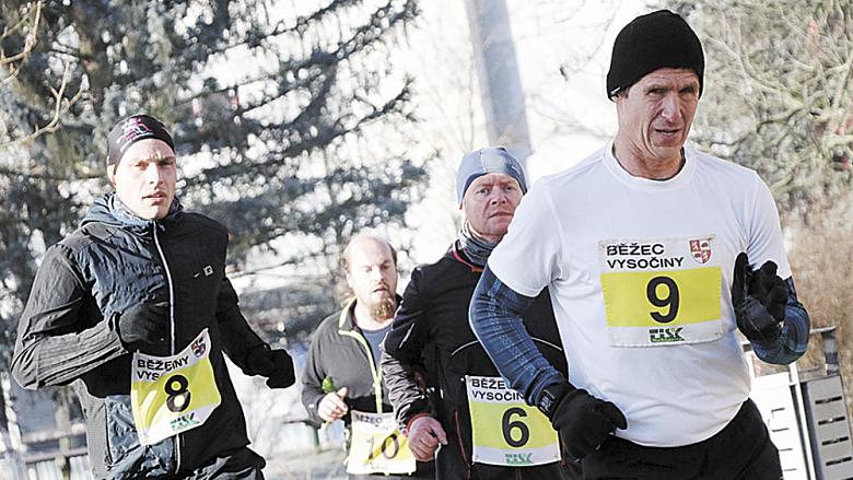 SKUPINKA účastníků silvestrovského závodu probíhá parkem Smetanovy sady.  Foto: Michal Boček