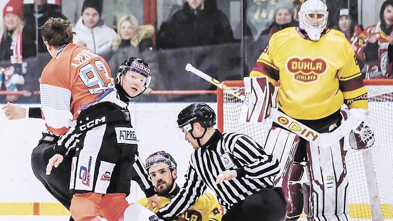 POTYČKA mezi pardubickým útočníkem Jakubem Lichtagem a jihlavským obráncem Janem Strejčkem dopadla lépe pro domácího „bijce“. Ze tří bodů se ale po utkání radoval hostující hokejista.  Foto: Facebook HC Dynamo Pardubice