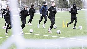 ÚVODNÍ TRÉNINKOVOU JEDNOTKU na umělé trávě v areálu Na Stoupách absolvovali jihlavští fotbalisté v nekompletním složení. Chybělo několik rekonvalescentů. Foto: Michal Boček