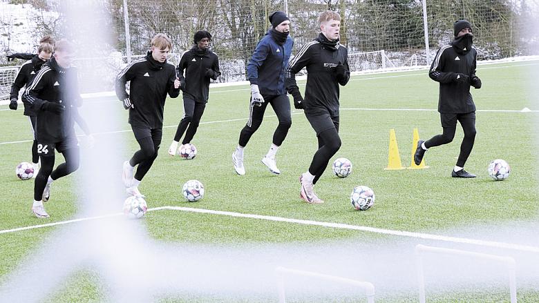 ÚVODNÍ TRÉNINKOVOU JEDNOTKU na umělé trávě v areálu Na Stoupách absolvovali jihlavští fotbalisté v nekompletním složení. Chybělo několik rekonvalescentů. Foto: Michal Boček