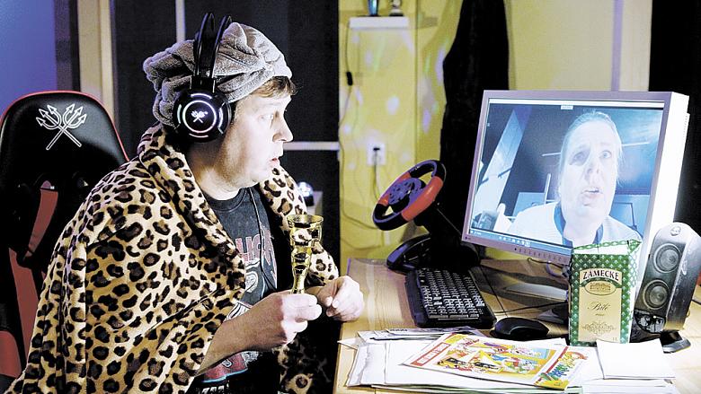 ONDŘEJ ŠÍPEK jako Tomáš a Lenka Schreiberová coby tajemnice Milena v inscenaci Nikdy jsem nebyla tak šťastná (jako když jsem tolik utrácela). Foto: Marek Malůšek 