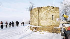 TURISTÉ se na Nový rok 2025 rozhlížejí do údolí k obci Zborná u torza rozhledny na Šacberku. Foto: Jiří Varhaník 