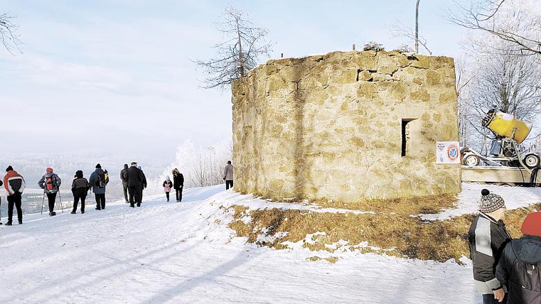 TURISTÉ se na Nový rok 2025 rozhlížejí do údolí k obci Zborná u torza rozhledny na Šacberku. Foto: Jiří Varhaník 