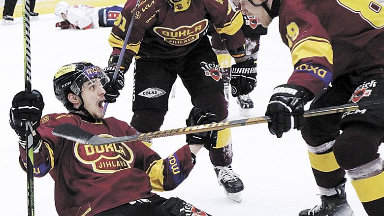 RADOST hokejistů Dukly po srovnání na 2:2. Foto: Michal Boček