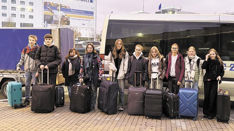 SNÍMEK u autobusu u Letiště Václava Havla těsně před odletem. Foto: Patrik Běhunek
