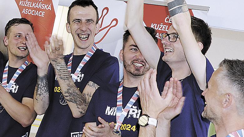 DOČKAJÍ se jihlavští kuželkáři i letos mistrovských oslav?  Foto: Michal Boček