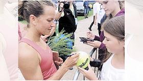 CENNÝ SUVENÝR v podobě podpisu od bývalé české reprezentantky Barbory Strýcové, vítězky Fed Cupu a Wimbledonu.