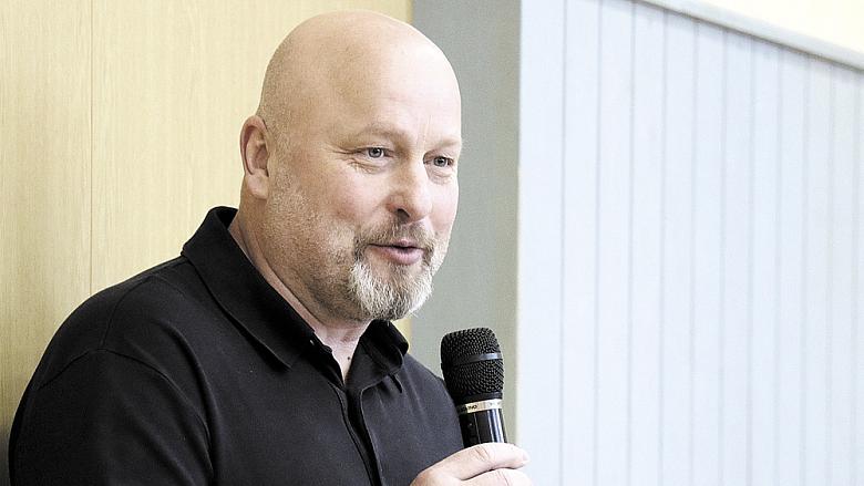 TRÉNOVAT REPREZENTACI nabízí jeden obrovský benefit. „Pokud není turnaj nebo mistrovství světa, každý večer spím ve svojí posteli. Jsem jihlavský patriot, sleduji Duklu, chodím se dívat na juniorku, občas zajedu do Pelhřimova na „áčko“. V Jihlavě jsem vyr