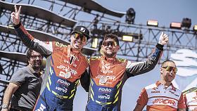 MARTIN PROKOP (vpravo) s navigátorem Viktorem Chytkou mávají z cílové rampy Rally Dakar 2025. Foto: Flickr MP-Sports