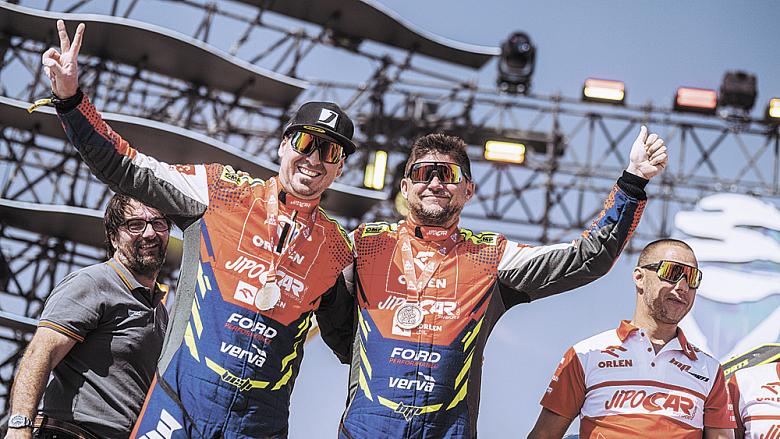 MARTIN PROKOP (vpravo) s navigátorem Viktorem Chytkou mávají z cílové rampy Rally Dakar 2025. Foto: Flickr MP-Sports