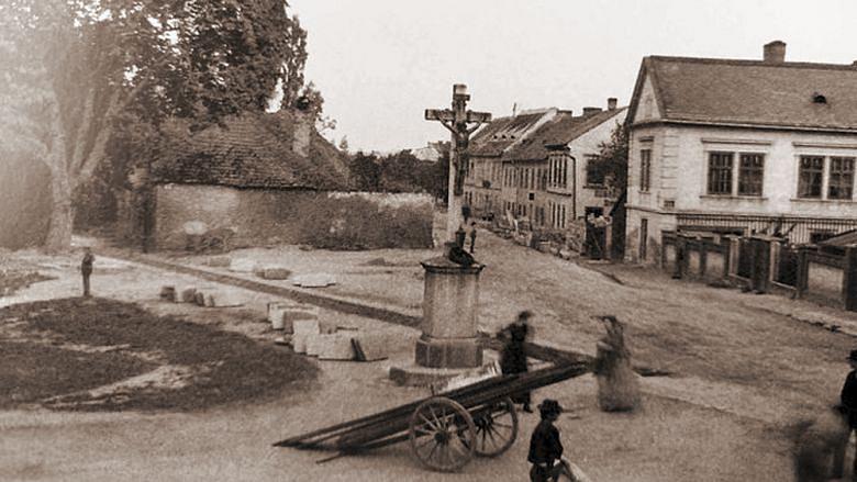 BRÁNA do někdejšího hřbitova od dnešní křižovatky u pivovaru . Za zdí je vidět střecha márnice. Může jít o snímek z doby rušení hřbitova, svědčily by pro to kameny uložené na ploše. Foto: Archaia Brno, pobočka Jihlava, Šimon Kochan
