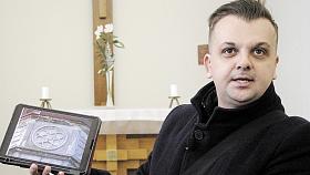 SNÍMEK z loňské lednové komentované prohlídky ´Kaplí boromejskou za stopami sirotků jihlavských´, při které průvodce Marek Skřivánek představuje historii domu s kaplí v Křížové ulici. Foto: Jiří Varhaník