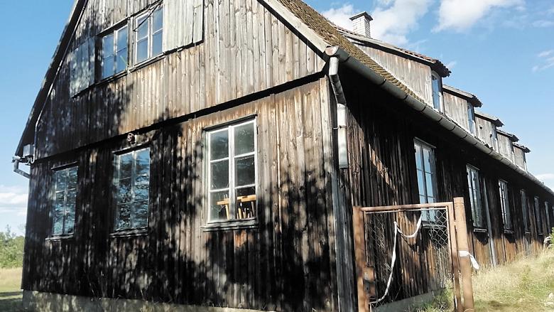 DŘEVĚNÝ objekt nad Stonařovem z počátku čtyřicátých let 20. století je už čtyři roky předmětem názorového střetu v městysi. Koncem loňského roku ho ministerstvo kultury pravomocně prohlásilo za kulturní památku.  Foto: Jiří Varhaník