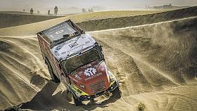 POSÁDKA InstaTrade Loprais Teamu De Rooy FPT brzdí saúdskoarabskou  poušť během letošního Dakaru. Foto: Facebook Aleš Loprais Dakar Live