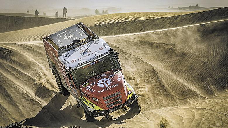 POSÁDKA InstaTrade Loprais Teamu De Rooy FPT brzdí saúdskoarabskou  poušť během letošního Dakaru. Foto: Facebook Aleš Loprais Dakar Live