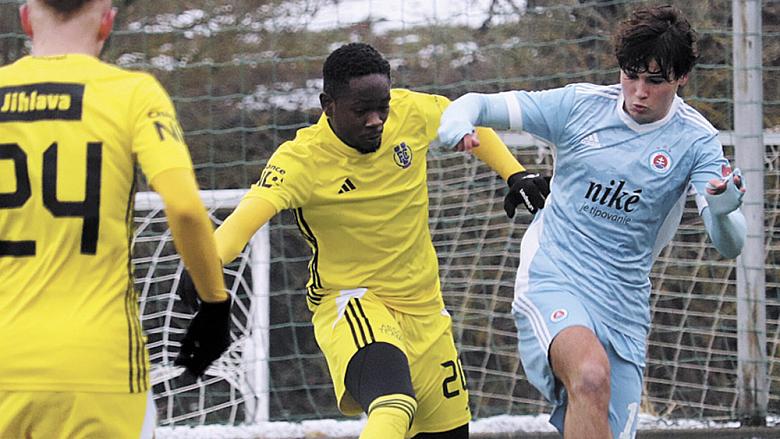 LEPŠÍ NÁSTUP do zimní přípravy FC Vysočina si útočník Marie Dan Ben El (u balonu) nemohl přát. Obstaral jedinou branku přátelského utkání s „béčkem“ bratislavského Slovanu. Foto: Michal Boček