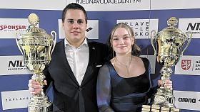 LEONTÝNA TRNĚNÁ převzala pohár pro vítězku Českého poháru v dálkovém plavání na galavečeru Českého svazu plaveckých sportů (23. ledna). Vlevo nejlepší muž pohárového pořadí Matěj Kozubek (Kometa Brno). Foto: archiv Jihlavského plaveckého klubu