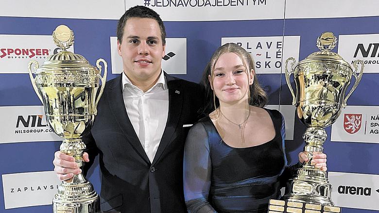 LEONTÝNA TRNĚNÁ převzala pohár pro vítězku Českého poháru v dálkovém plavání na galavečeru Českého svazu plaveckých sportů (23. ledna). Vlevo nejlepší muž pohárového pořadí Matěj Kozubek (Kometa Brno). Foto: archiv Jihlavského plaveckého klubu