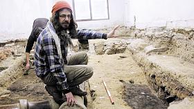 ARCHEOLOG Šimon Kochan ukazuje situaci v přízemí domu na Masarykově náměstí č. 47. Před ním je odkrytá vrstva s někdejší pecí jednoho z domů, které tu stávaly ve 13. století. Foto: Jiří Varhaník  