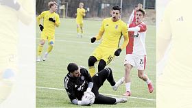 BRANKÁŘ Pavel Soukup chytá míč před dotírajícím slávistou. Celou situaci jistí argentinský stoper v jihlavských službách Elías Fugas. Foto: Michal Boček