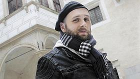 KASTELÁN na Telči Roman Dáňa před tzv. starým hradem. Tahle pozdně středověká část zámeckého areálu podle něho zatím zůstává návštěvnicky nedoceněná a nese v sobě zajímavý potenciál.  Foto: Jiří Varhaník 