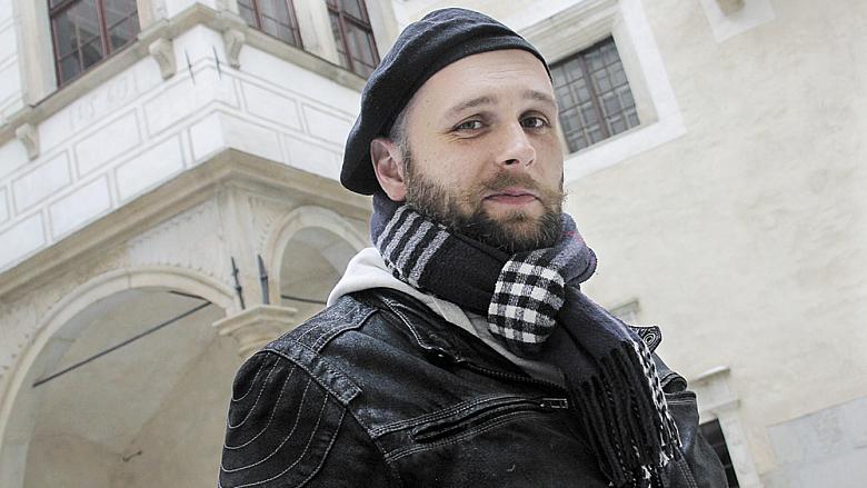 KASTELÁN na Telči Roman Dáňa před tzv. starým hradem. Tahle pozdně středověká část zámeckého areálu podle něho zatím zůstává návštěvnicky nedoceněná a nese v sobě zajímavý potenciál.  Foto: Jiří Varhaník 