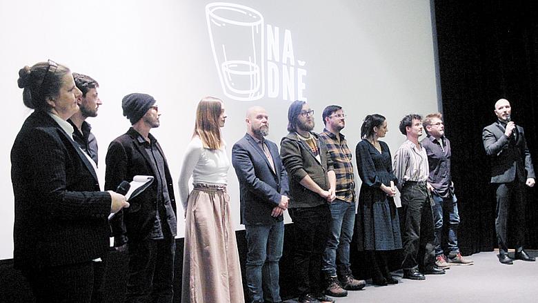 TVŮRCI a herci sitcomu Na Dně před publikem v kině Dukla při středeční premiéře pilotního dílu.  Foto na stránce: Jiří Varhaník 